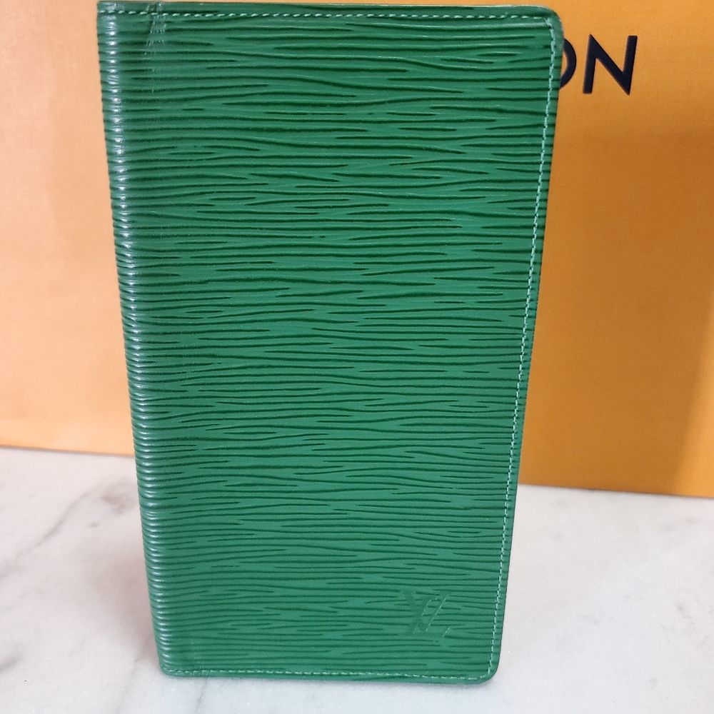 LOUIS VUITTON Vintage Green Epi Long Leather Bifold Long Wallet - Picture 1 of 7